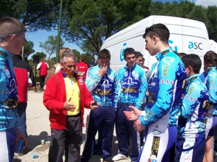 Vctor Sastre con los ciclistas del Caja Duero-UCAV