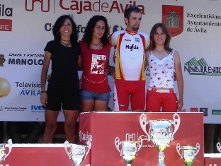 El vencedor de la 4 etapa, Sergi Escobar, con corredoras del Pindal cntabro