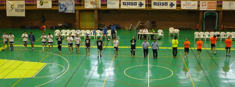 Los jugadores de los dos equipos saludan al inicio del partido