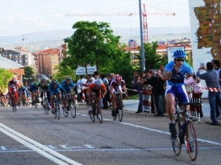 Diego Rubio superando al pelotn al sprint