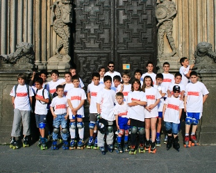 Posando en la puerta de la iglesia de San Juan