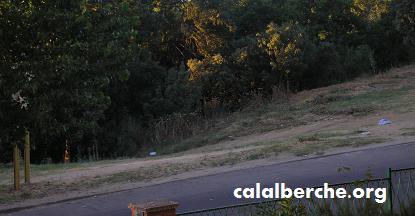 Mismo acceso visto desde los partamentos blancos.