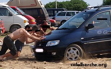 Vechiculo atascado en una de las playas fluviales del ro Alberche.