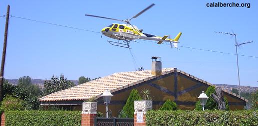 Helicóptero sobrevolando los tejados de algunos chalets.
